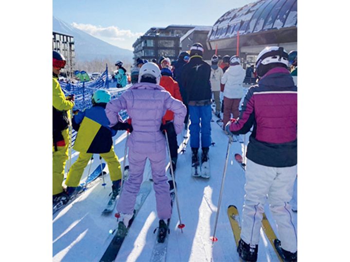 カラフルな外国人のスキーファッション