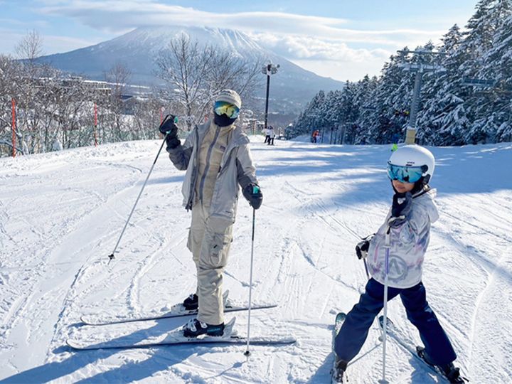 ニセコのスキー場でポーズをとる親子