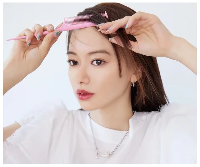 ヘアコームのおすすめの使い方 根元に向かって逆毛を立てる