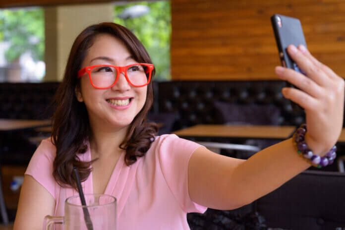 加工しすぎの自撮りに萌え袖も…！ おばさんがやったらイタいと思われるNG行動10選