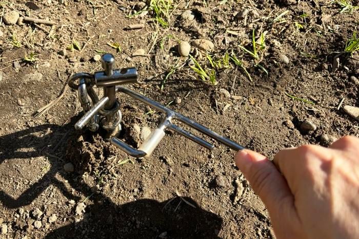 くるくるワンワンを地面に刺しているところ