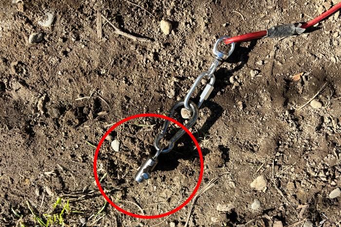 くるくるワンワンにワイヤーをつないでいるところ