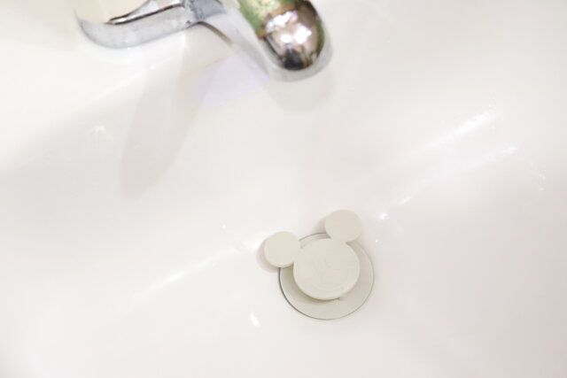 セリア ミッキー 洗面台めかくしキャッチ2P 使用例