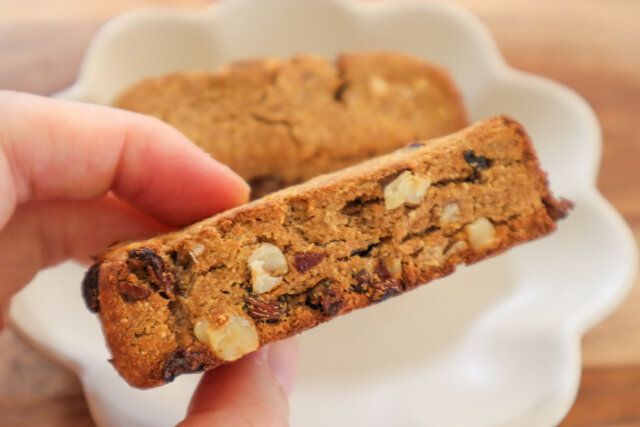 レーズンとくるみのおからバー 指でつまんで持つ