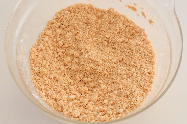 ボウルに生おから、きなこ、米粉、塩を入れて、泡立て器でぐるぐる混ぜ合わせる。