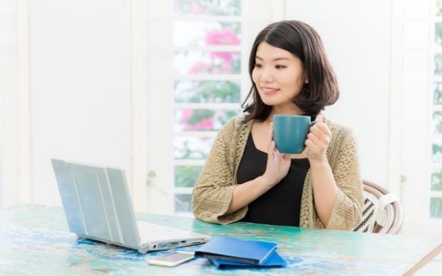 コーヒーを飲む女性
