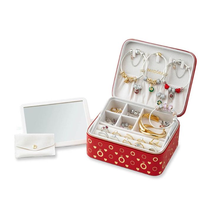 税込26,990円以上購入すると、先着でレッドカラーの限定ジュエリーボックスをプレゼント