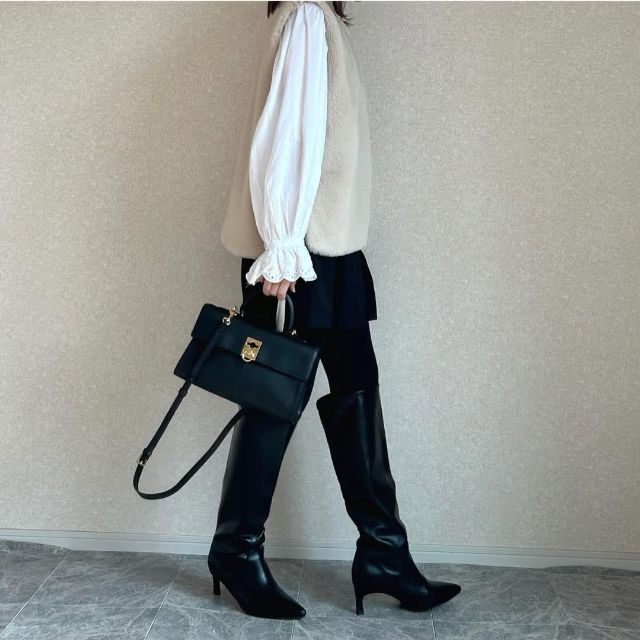 イギリス刺繍ディテールブラウスとベストのコーデのサイド側