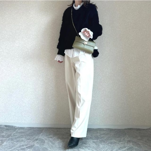 イギリス刺繍ディテールブラウスとセーターのコーデ