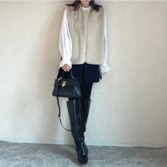 イギリス刺繍ディテールブラウスとベストのコーデ