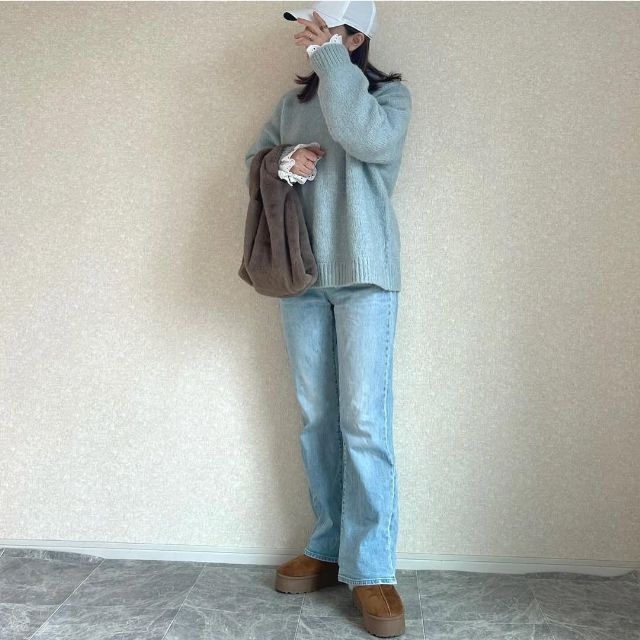 イギリス刺繍ディテールブラウスとデニムのコーデ