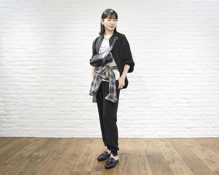 画像: ジョガーパンツ￥13,200・ブルゾン￥19,800・Tシャツ￥8,250・腰に巻いたシャツ￥15,400・バッグ￥18,700・靴￥14,850