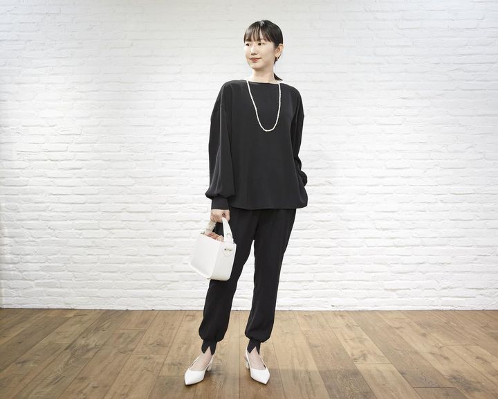 画像: ジョガーパンツ￥13,200・ブラウス￥13,200・バッグ￥18,700・靴￥17,600・ネックレス￥13,200