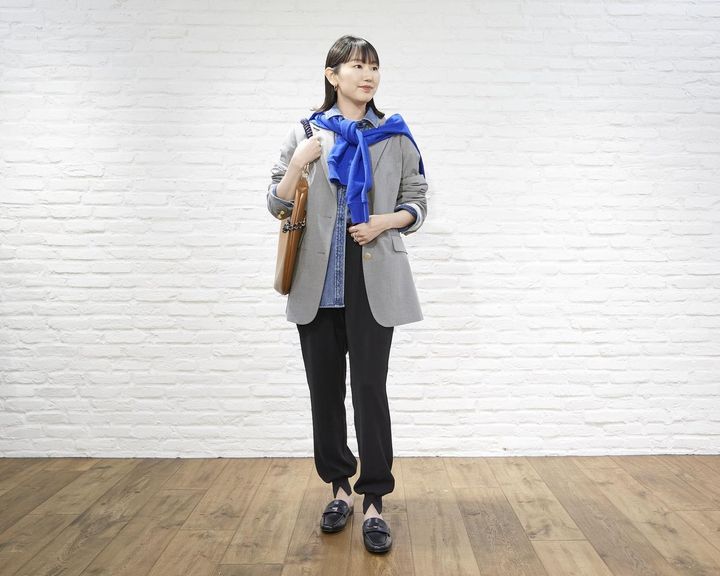 画像: ジョガーパンツ￥13,200・ジャケット￥27,500・デニムシャツ￥14,300・肩にかけたスウェットトップス￥12,100・バッグ￥14,300・靴￥14,850