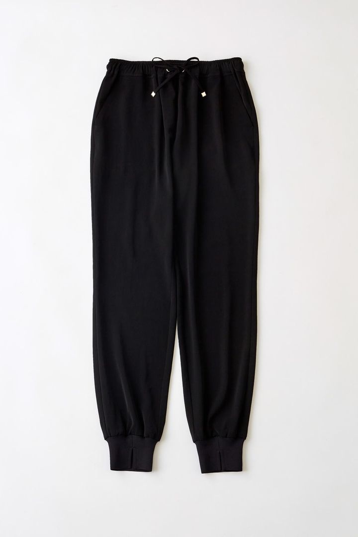 画像: ダブルクロスジョガーパンツ（ブラック）￥13,200 www.dot-st.com