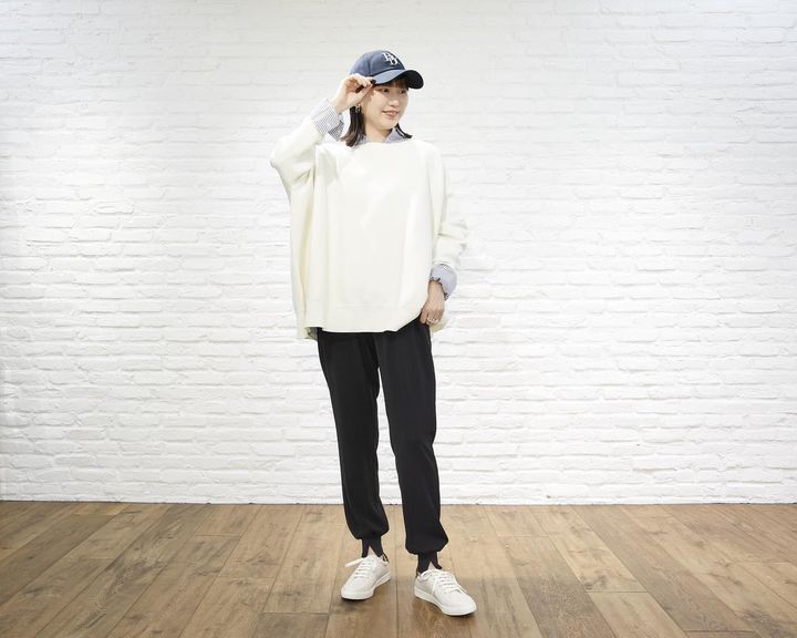 画像: ジョガーパンツ￥13,200・ニットトップス￥14,300・シャツ￥14,300・靴￥13,750・キャップ￥5,500