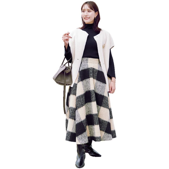 立体シルエットのチェック柄のスカートに白のジレを合わせた読者コーデ