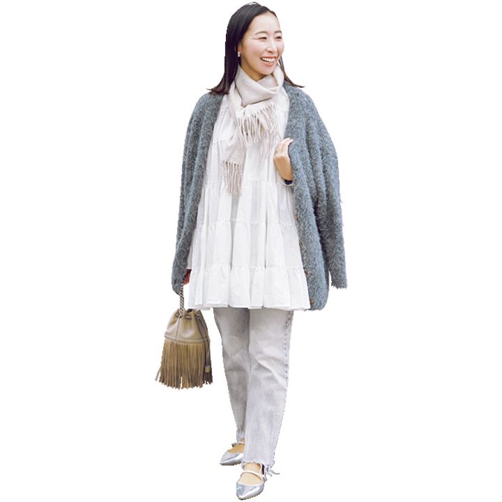 白のティアードブラウスとデニムにグレーのカーディガンを羽織った読者コーデ