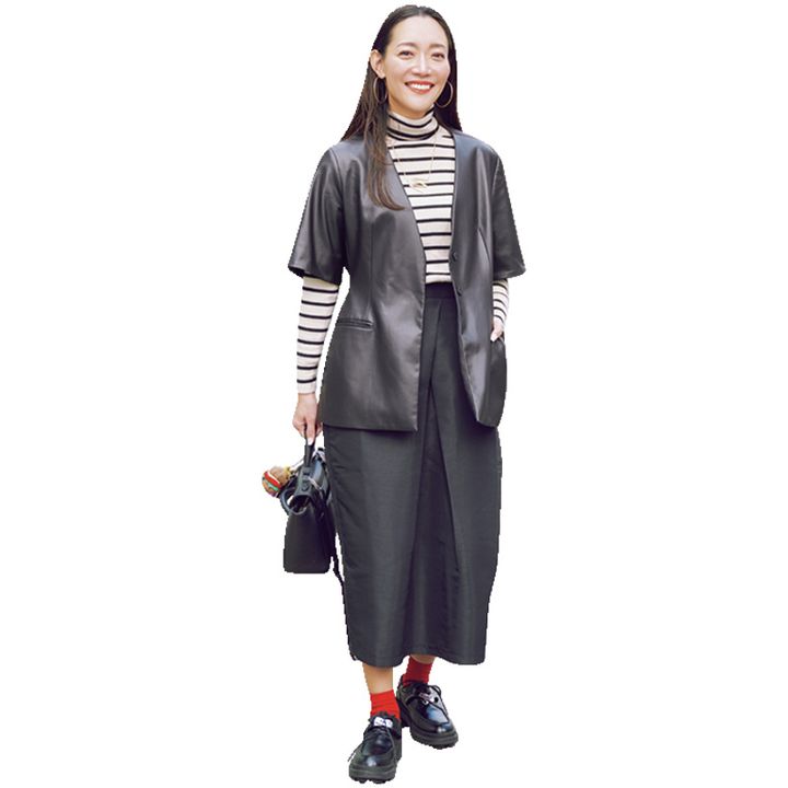 センターにタックのあるスカートにボーダートップスと半袖ジャケットを合わせた読者コーデ