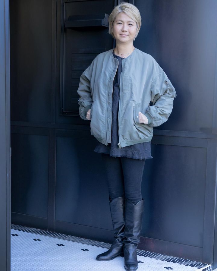 画像: MA-1ジャケット、ブラックスキニーデニムにウエスタンブーツ。アメカジはケイティさんが愛する永遠の定番スタイル