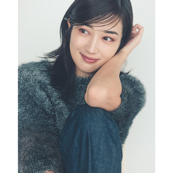 ふんわりニットにくすみピンクメイクを合わせたイメージカット