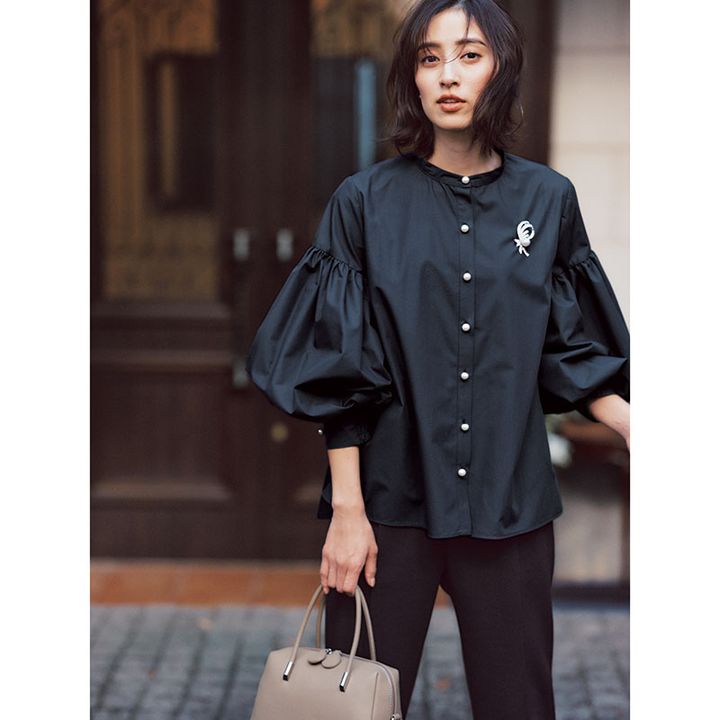 ボリューム袖のブラウスコーデ