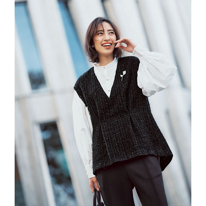 白いボリューム袖のブラウスコーデ