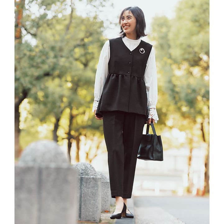 白いブラウスとジレセットアップのコーデ