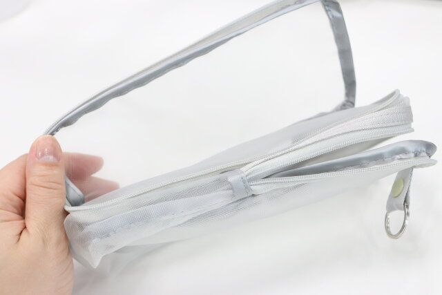 スタンダードプロダクツのプチプラな縦にも横にも使えるメッシュペンケース（平型、GY）