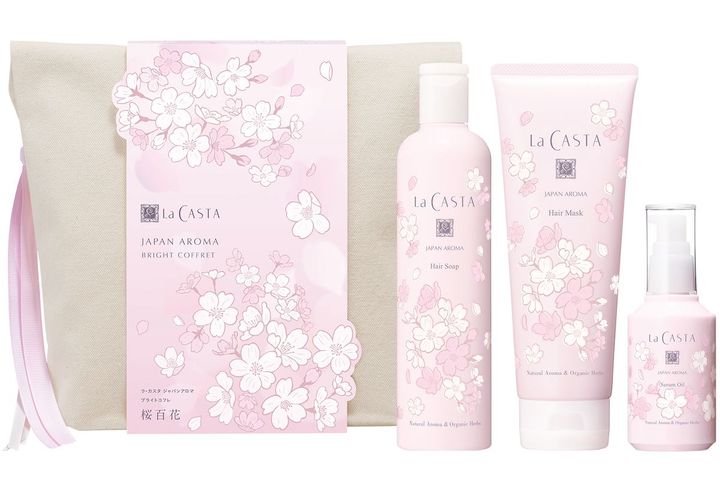 ジャパンアロマ ブライトコフレ 桜百花 ￥8,140（1月22日より直営店・公式オンラインショップ先行、1月29日より全国限定発売） ※セット内容／ジャパンアロマ ヘアソープ HY 300ml、同 ヘアマスク HY 230g、同 セラムオイル 桜百花 80ml、オリジナルポーチ、オリジナルショッパー