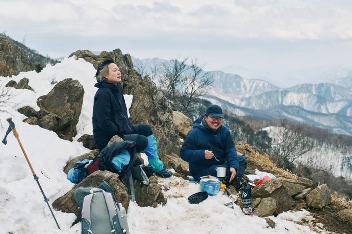 雪山登山をするMOUNTAIN GOURMET LAB.の三好さんと田嶋シェフ