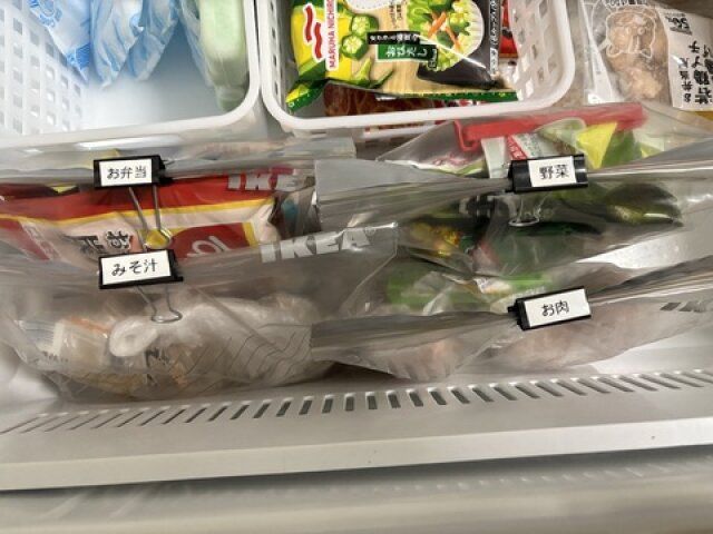 冷凍庫 パンパンに詰め込まれた食材