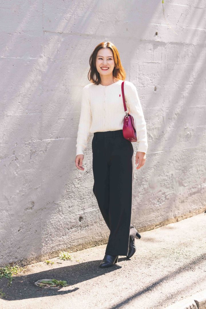 長谷川侑奈のLOUIS VUITTONのエピを持ったコーデ