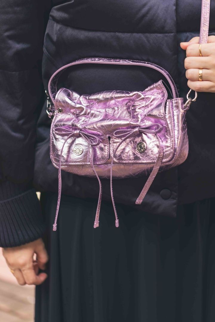 今井あきのAcne Studiosのバッグ