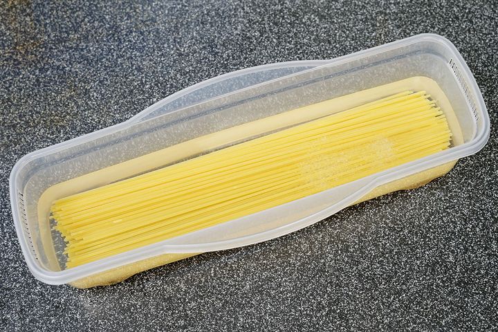 パスタ、水、塩を入れたところ。特に細かな手順などはなく、後は電子レンジで加熱するだけでパスタが茹で上がるのがすばらしい。