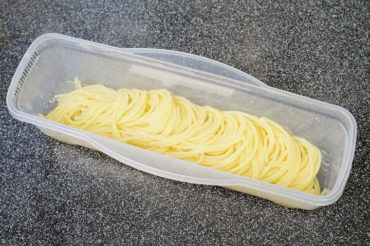 ダイソーの「電子レンジ調理器 パスタ」で茹であげたパスタ。大きな鍋などを必要しませんが、鍋茹で並みのクオリティで仕上がります。