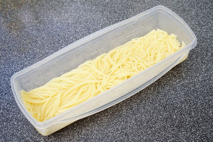 「絶品レンジでパスタ」で茹であがった時点でゆで汁はほとんど残っていません。残りのゆで汁とパスタをよく絡めるのがポイントだといいます。