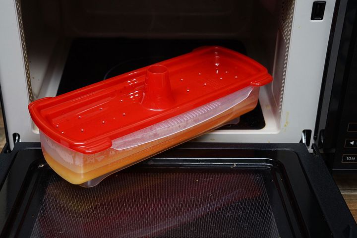 「絶品レンジでパスタ」では電子レンジでの加熱中に中央の突起部分からゆで汁が噴出して、また戻るという循環が起きるのが重要なポイントです。