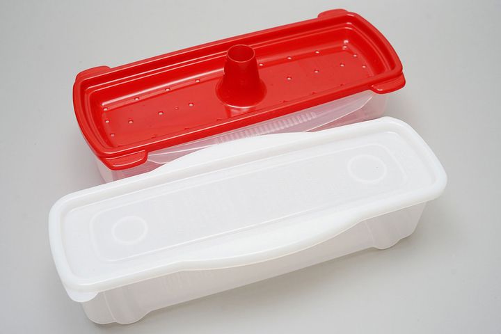 手前がダイソーの「電子レンジ調理器 パスタ」、奥がエビスの「絶品レンジでパスタ」。見た目の差以上にパスタの仕上がりが異なります。ちょっとびっくり。