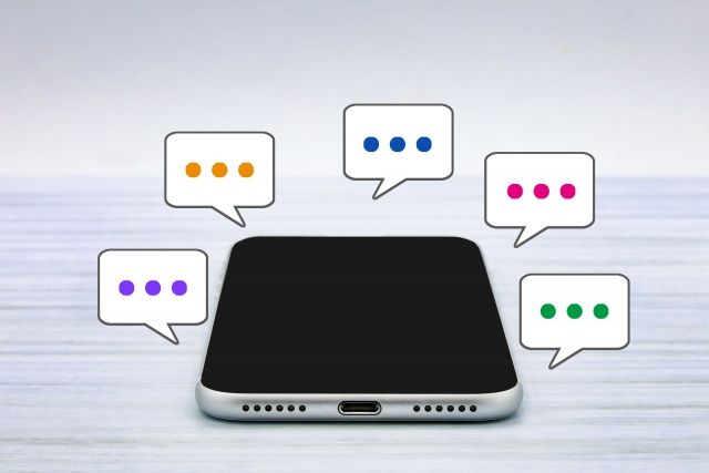 スマホでメッセージのやり取りをするイメージ