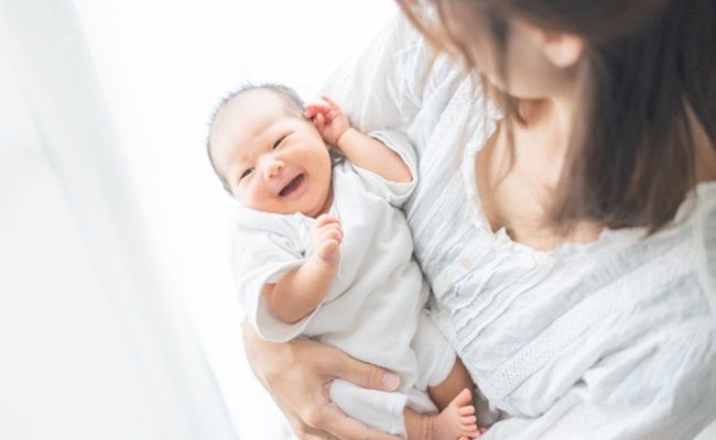 赤ちゃんを抱く母親