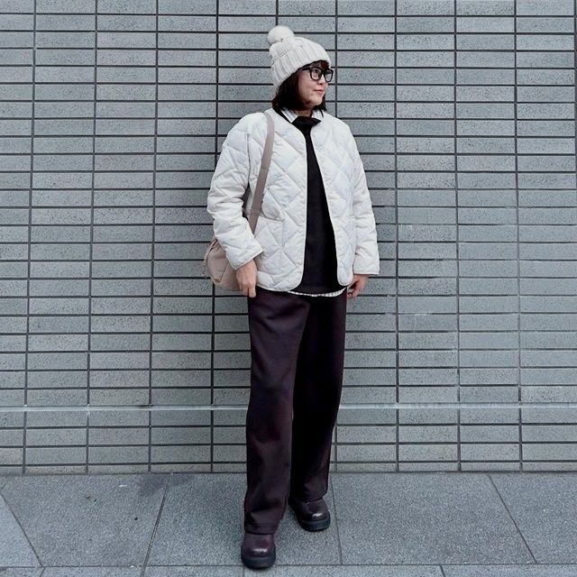 UNIQLOのダークブラウンの「ソフトニットフリースリブハイネックT」×スウェットワイドパンツ