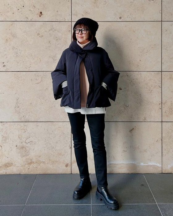 UNIQLOのピンクの「ソフトニットフリースリブハイネックT」×レギンスパンツ