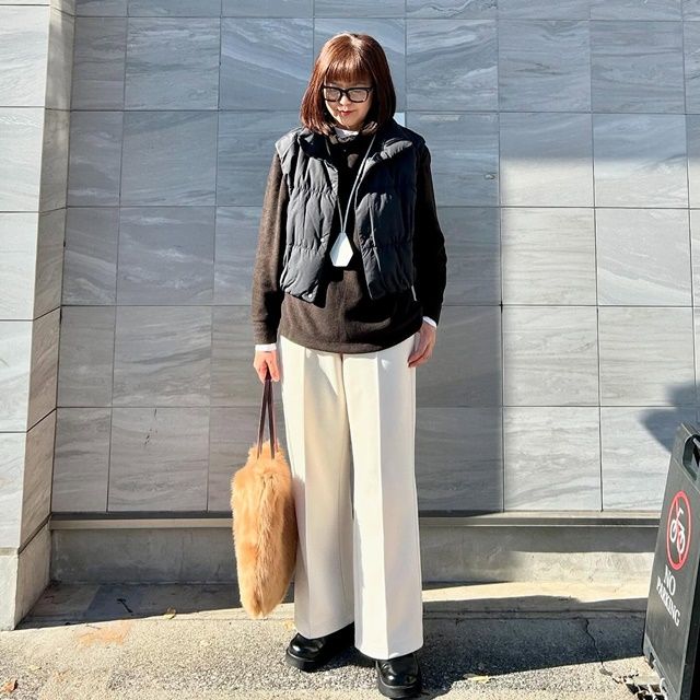 UNIQLOのダークブラウンの「ソフトニットフリースリブハイネックT」×ドライスウェットトラックパンツ