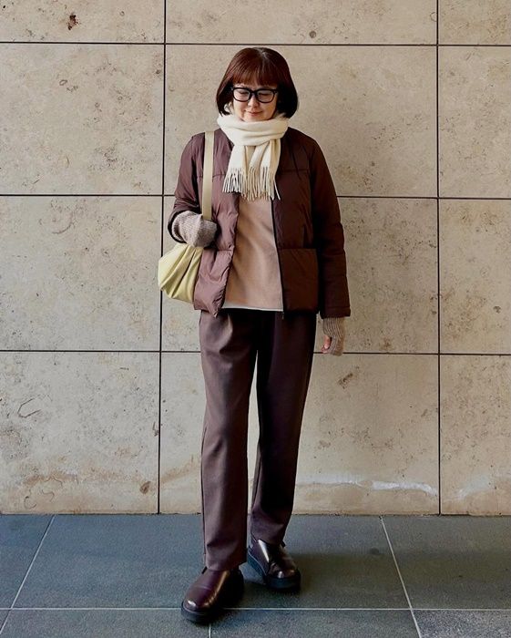 UNIQLOのピンクの「ソフトニットフリースリブハイネックT」×エアリズムコットンスウェットパンツ