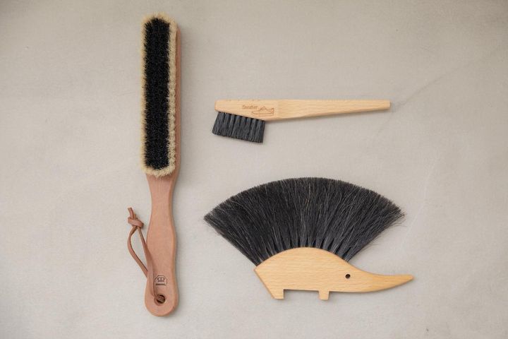 画像: REDECKER（レデッカー）カシミア用ブラシ￥7,326・スニーカーブラシ￥2200・はりねずみブラシ（黒馬毛）￥2,530／kts products（レデッカー） kts-product.com