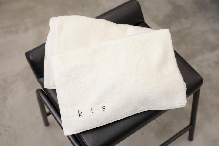 画像: Bath towel（shadow black／サイズ：縦140cm×横70cm）￥5,830／kts products kts-product.com