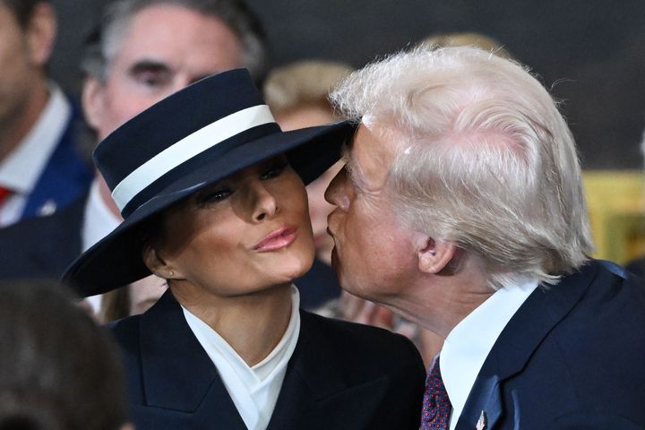 宣誓式でトランプ大統領がメラニア夫人にエアキスする場面も話題となった。