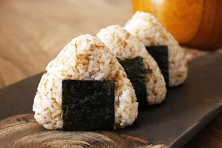 おむすびをおいしそうに食べるキャラといえば