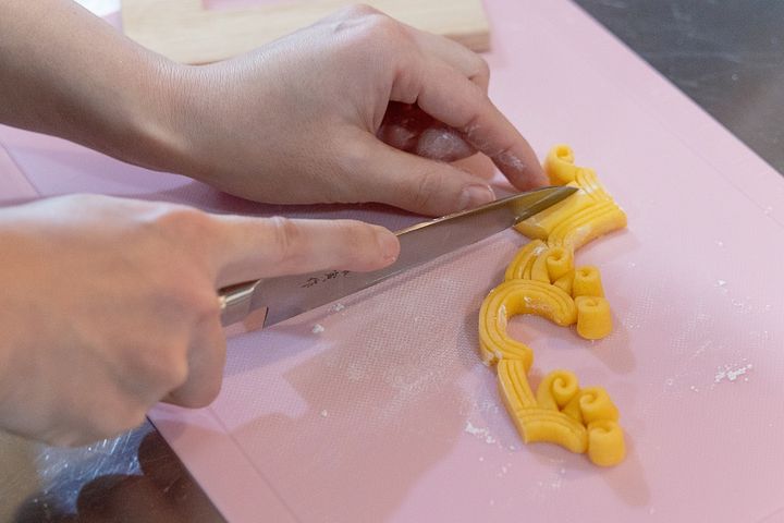 伝統的な製法で手作りをする花ぼうる。習得するまで一ヶ月かかったそう